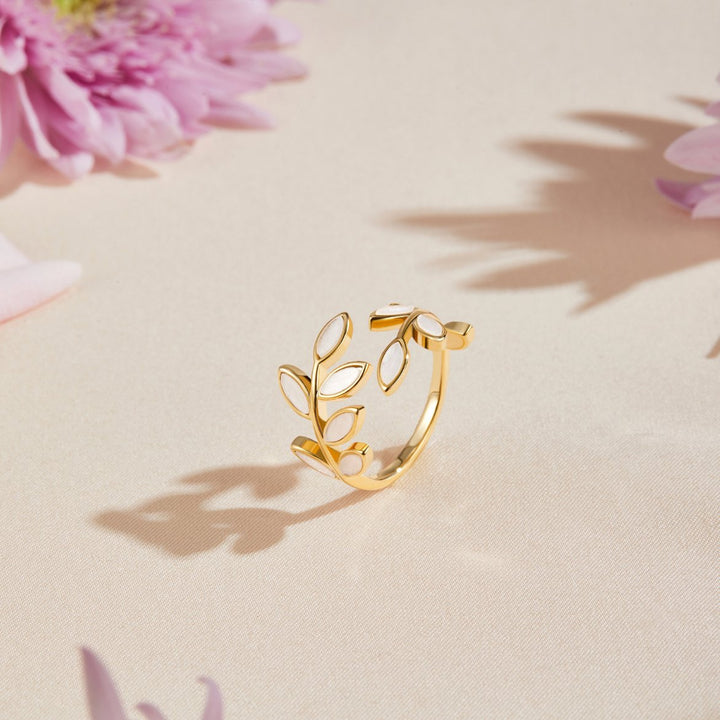 Laurentia™ | Golden Leaf Ring